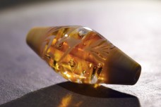 Perle ambre et ivoire en verre motif infusion Nathalie Crottaz 2016